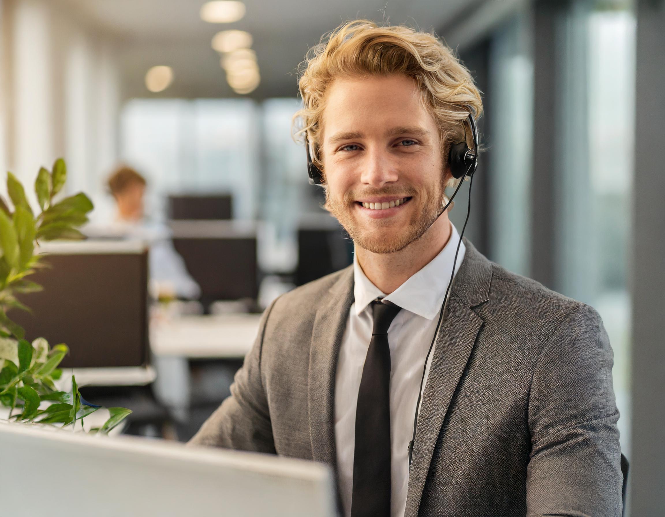 Person im formellen Business-Outfit, freundlich lächelnd